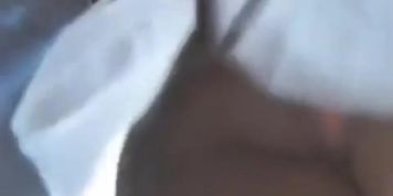 Rica chica de secundaria con uniforme se deja levantar la falda para ver su enorme culo