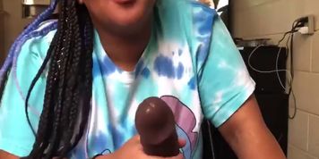 She sucking it like a popsicle 
