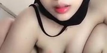 Gadis Hijab Cantik Maniak Ngocok Memek Sampai Lumer