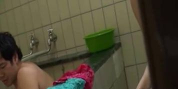 Bath cleaning of mom 24