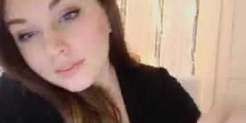 Gorgeous Amateur Whore fingers creamy Pussy on Web Cam