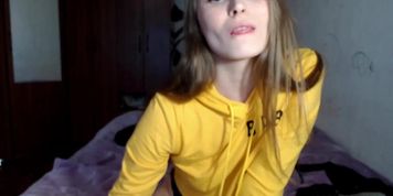 Petite Teen Show Off Her Pussy