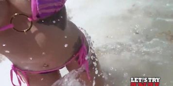 Bimbo twerking on the beach and then sucking