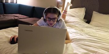 Surprise for the Fans! Teen Streamer Ends Broadcast with Masturbation