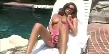 Amy Ried strips off her tiny pink bikini (Amy Reid)