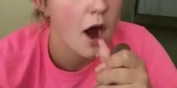 OnlyFans chick Sarahbaeby stops by for a midday cum feeding