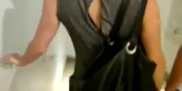 brunette en robe sexy