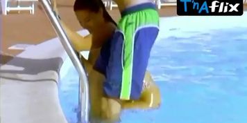 Vanessa Gravina Breasts Scene  in Les Gens En Maillot De Bain Ne Sont Pas (Forcement) Superficiels