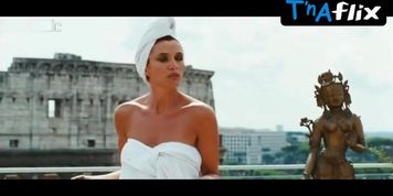 Paola Cortellesi Butt Scene  in Nessuno Mi Puo Giudicare