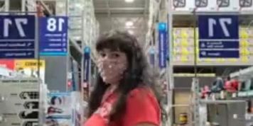 chubby milf in store selfie flash