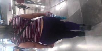 Culo grande en el metro