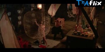 Hsiu-Chun Lin Sexy Scene  in Human Lanterns