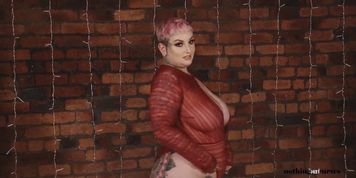 BBW With Tons Of Tattoos Rubbing Herself