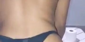 Novinha gostosa gemendo e gozando