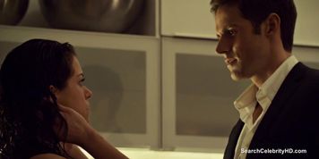 Tatiana Maslany - Orphan Black S01E01 (2013) (Tara Collins)