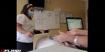 Hot hospital kitchen worker doesn't miss subtl ...