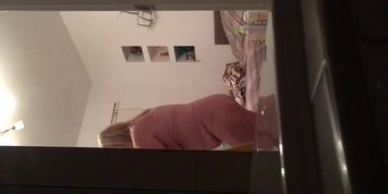 bbw wife shows double belly