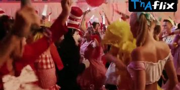 Paris Hilton Sexy Scene  in The Cat In The Hat