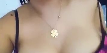 Morena peituda gostosa mostrando tudo
