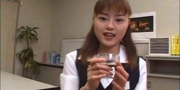Office girl likes her food with cum sauce