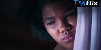 Iza Moreira Ep. 01X01 Scene  in Kissing Game