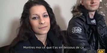 HUNT4K. L'homme capture sur la cam&eacute;ra comment il baise la mignonne pr&egrave;s de son petit ami