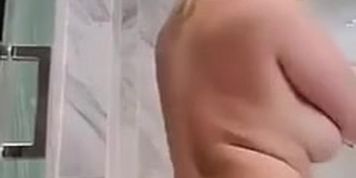 Milf Rubia tetona ba&ntilde;&aacute;ndose  