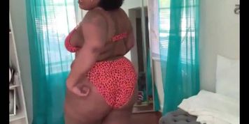 MEGA NEGRA CON UN CULOTE HERMOSO EN TANGAS