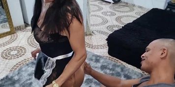 Empregada Bianca cai na rola do patr&atilde;o para ganhar aumento arrega&ccedil;a o cu no pau gigante (Bianca Naldy)