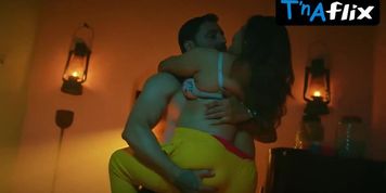 Jayshree Gaikwad Sexy Scene  in Ek Deewana Tha