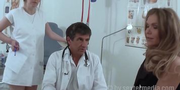 Doktor pisst Patientin voll (Alisha Laine)