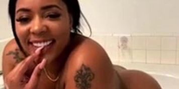 thick girl in tub