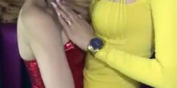 Manoseo caliente (Camilla Kamila, Rebecca Linares)
