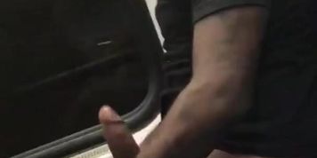 Negro Pajeandose en el Metro
